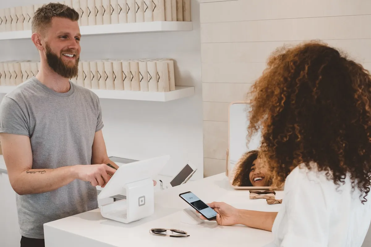 Support agent helping a customer confirm return policy and return label options